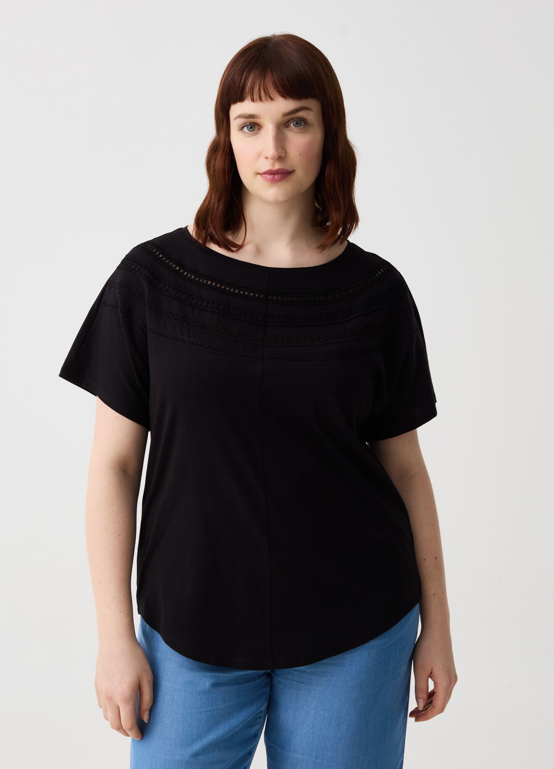 Curvy T-shirt with and embroidered details