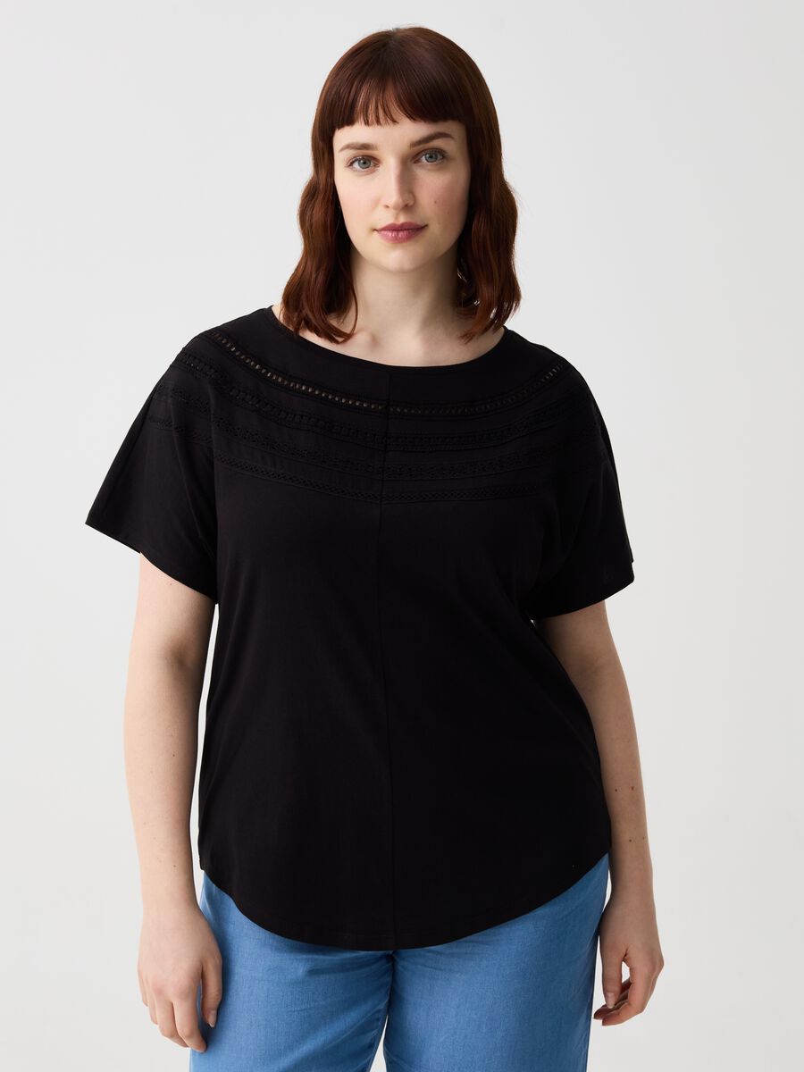 Curvy T-shirt with and embroidered details_0