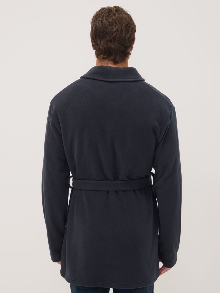 Vestaglia blu navy con cintura e tasche applicate_3
