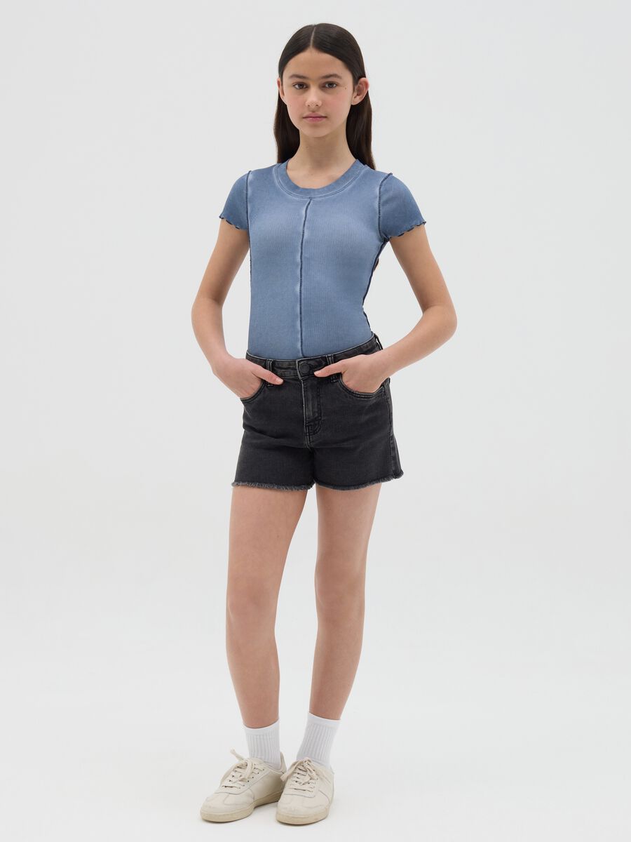 Shorts neri cinque tasche con orlo sfrangiato_1