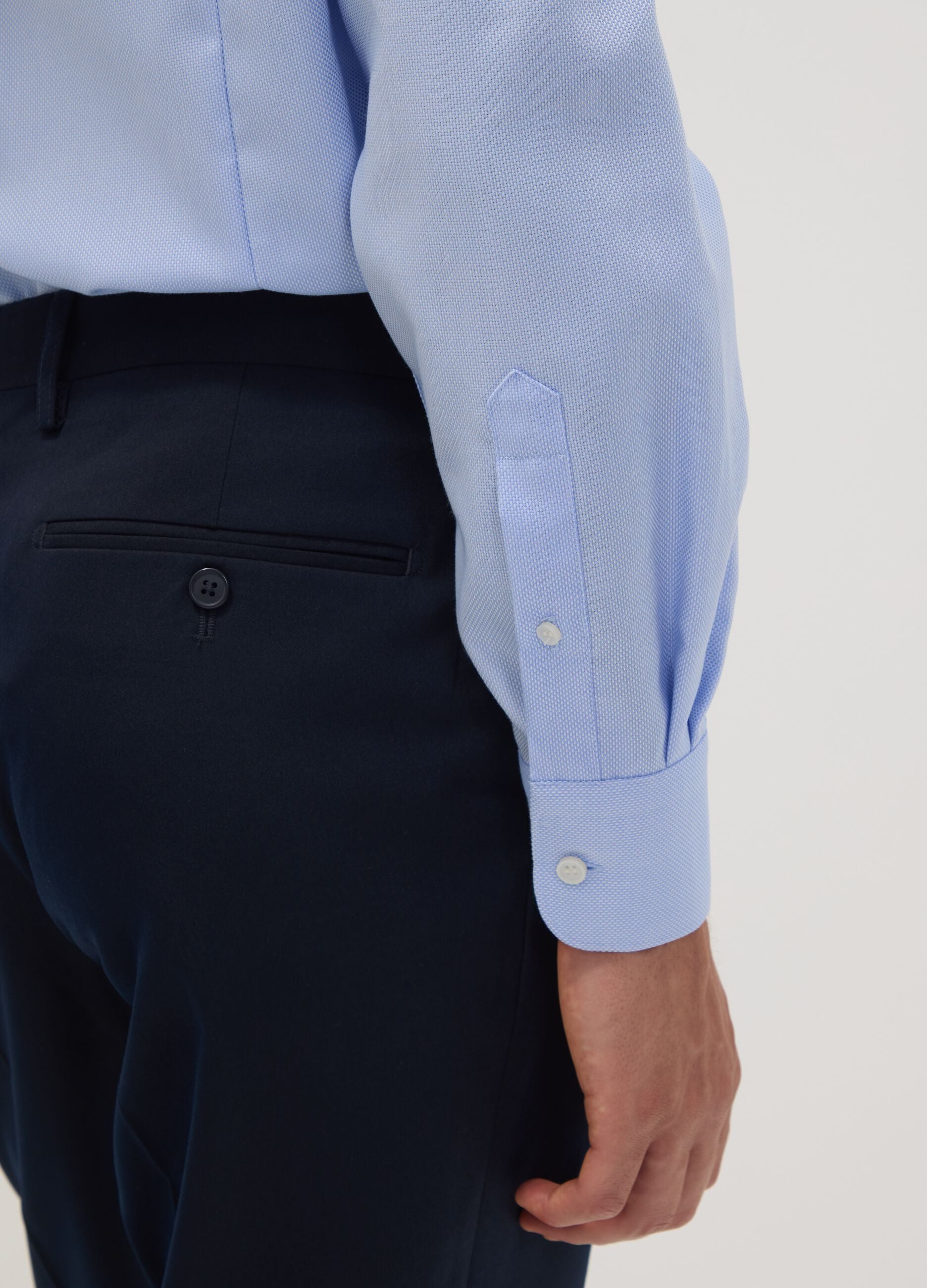 Light blue slim-fit pure cotton no-iron shirt with cutaway collar