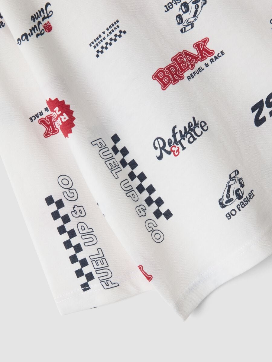 T-shirt bianca in puro cotone organico con fantasia racing per bimbo_3