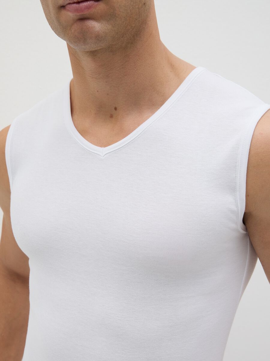 White vest in cotton with V neck_2