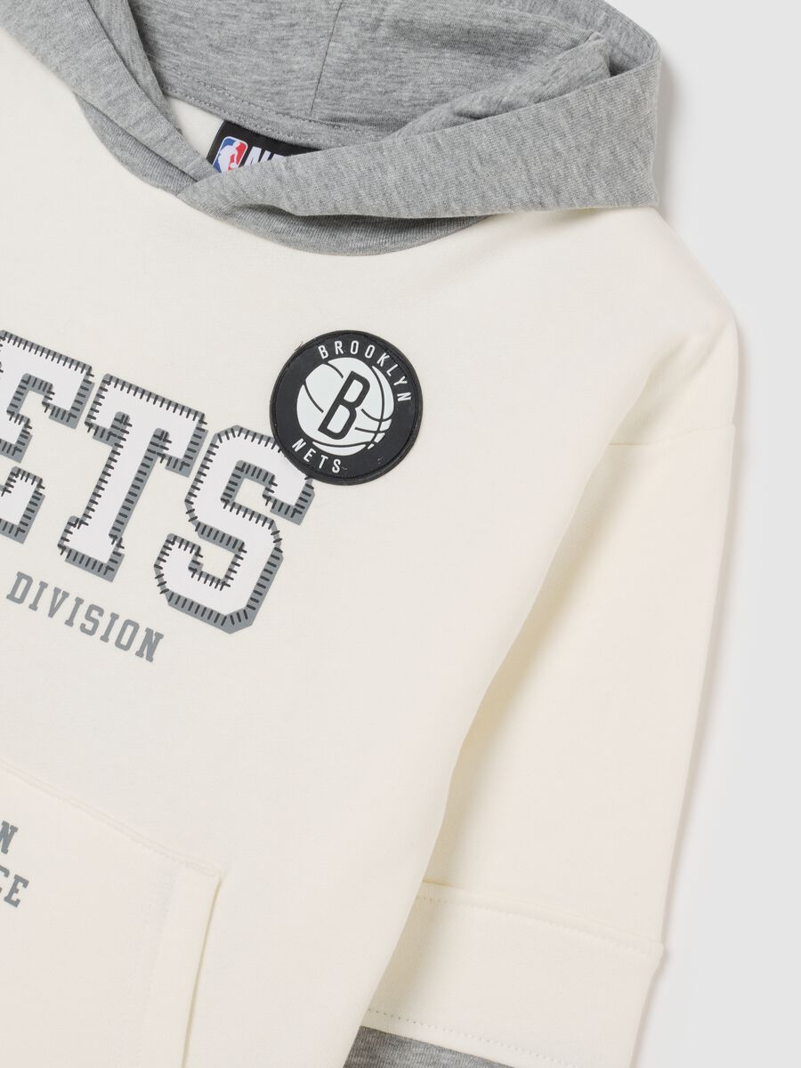 Felpa da bambino in misto cotone bianca e grigia oversize con logo Nets_2
