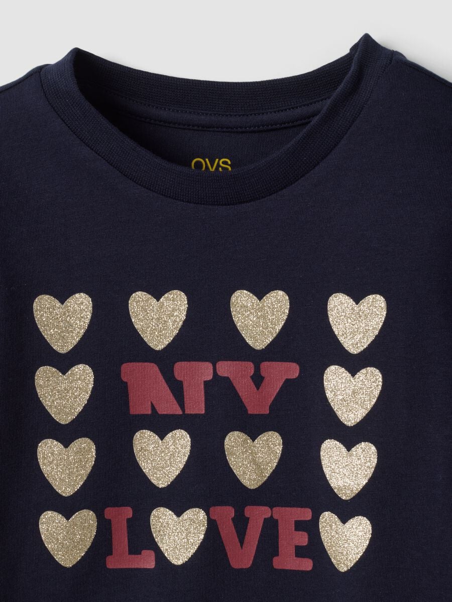 T-shirt blu in puro cotone organico con stampa cuori glitterati per bambina_2
