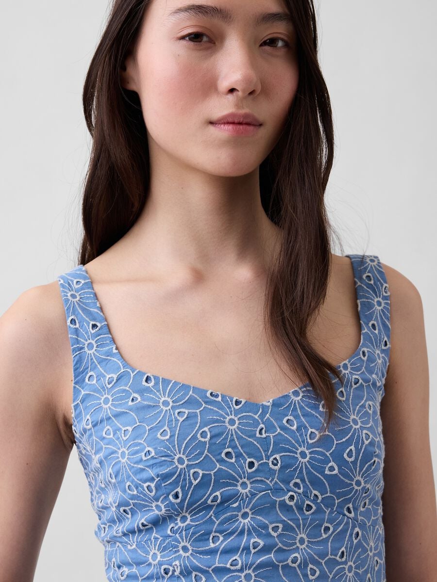 Top in puro cotone con ricamo floreale traforato_2