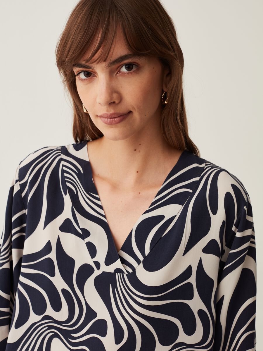 Blusa in viscosa con stampa optical_1