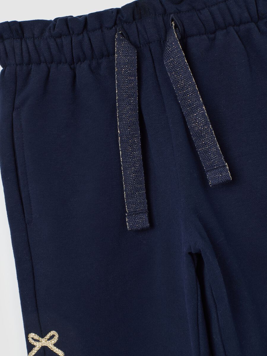 Pantaloni corti blu da bimba in cotone elasticizzato con fiocchetti_2