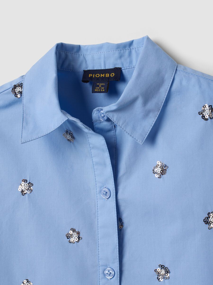 Camicia over azzurra in puro cotone con paillettes a fiore_1