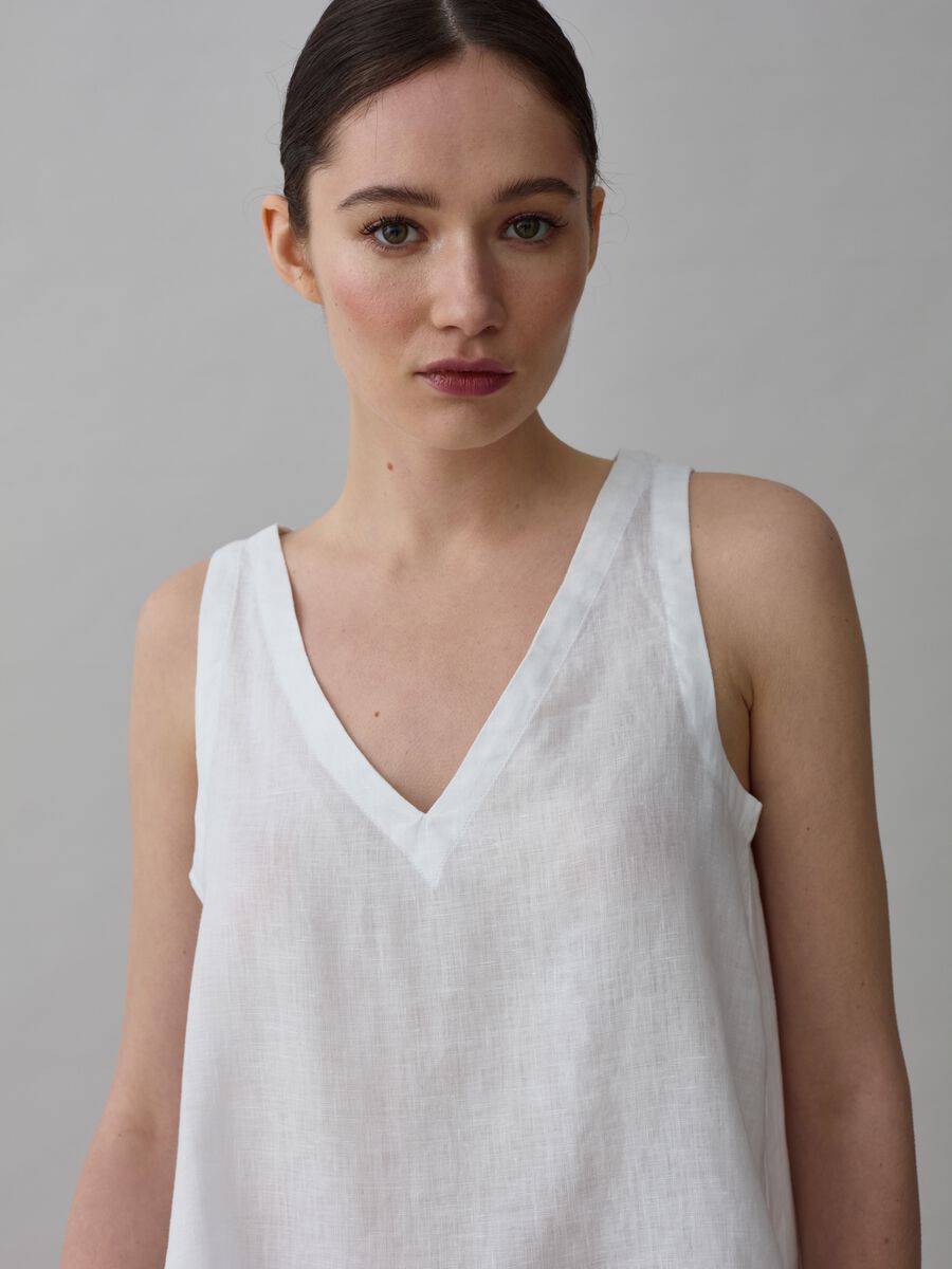Sleeveless blouse in linen with V neck_0