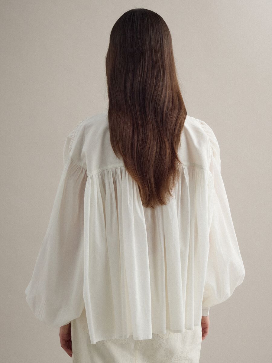 Blusa in puro cotone bianca oversize fit con maniche ampie_3