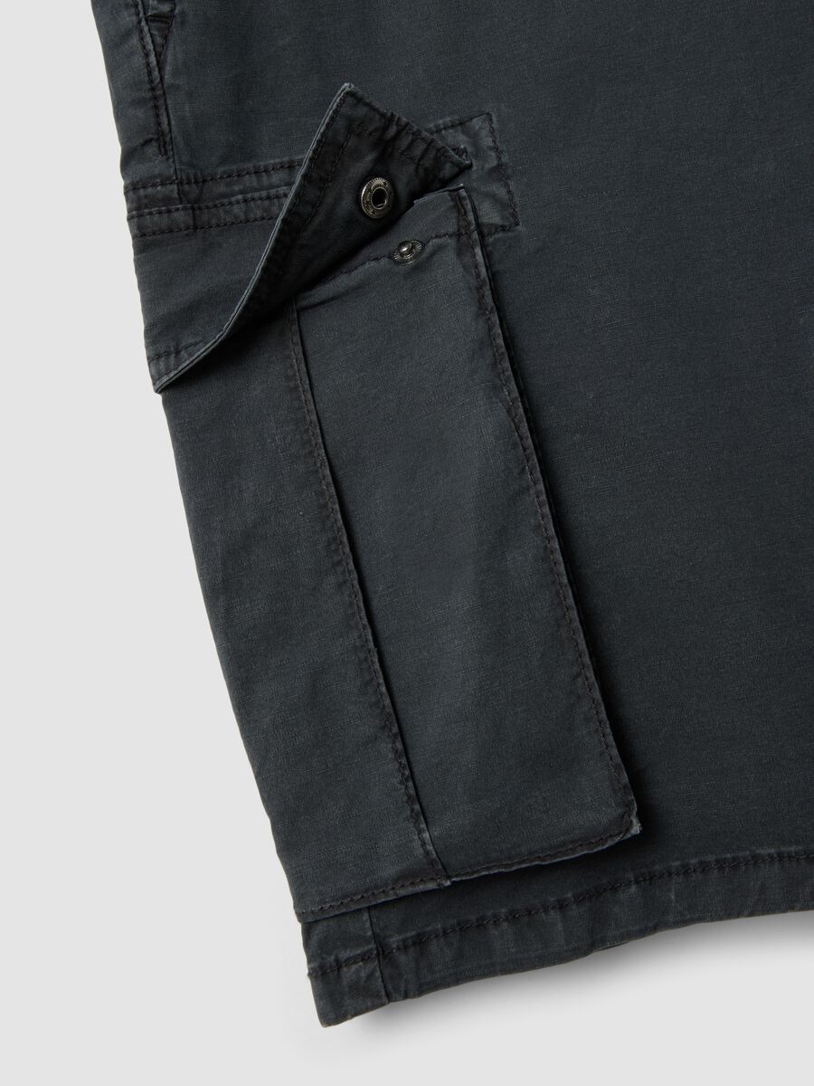 Blue stretch cotton cargo Bermuda shorts_5