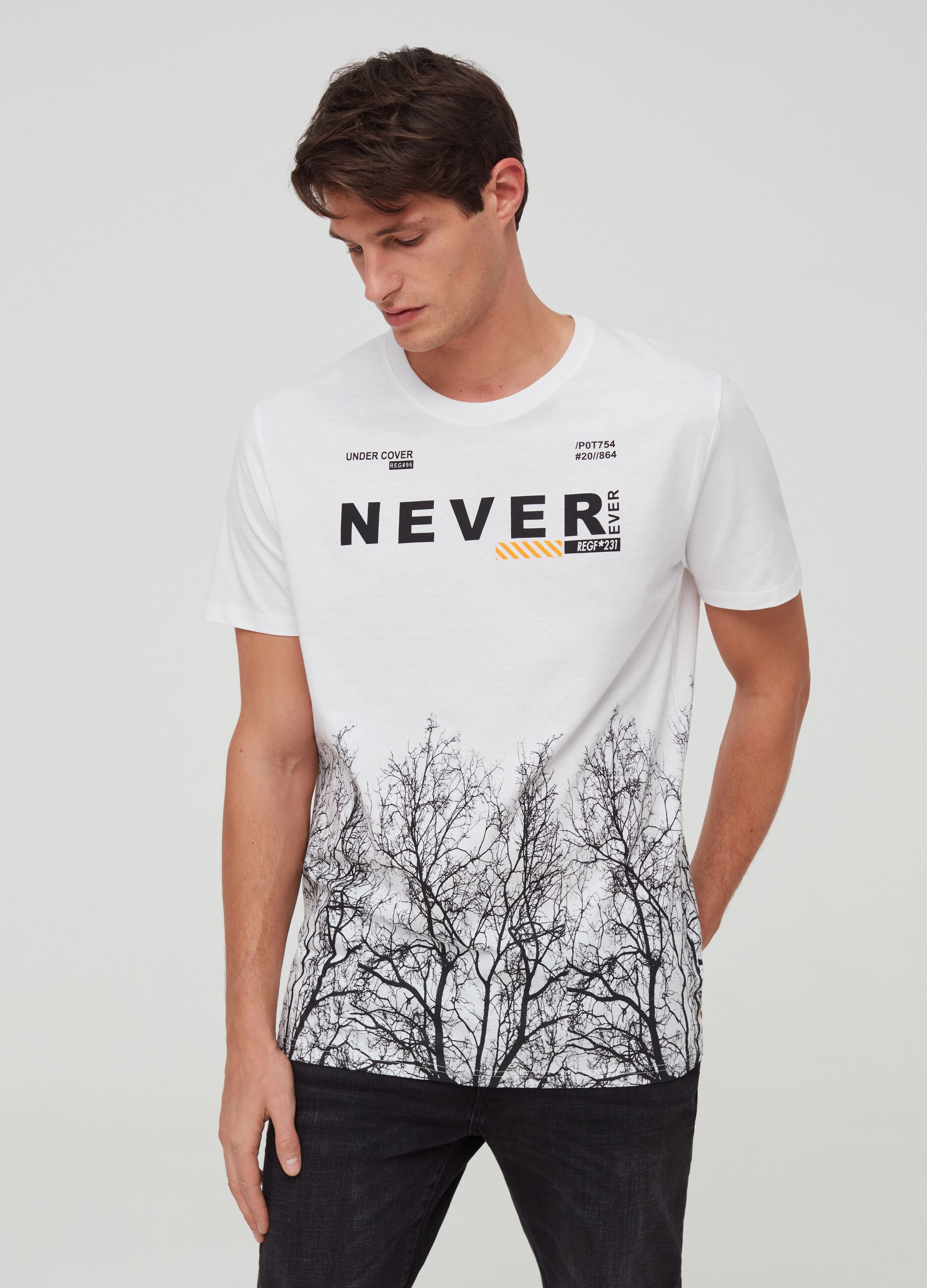 T-shirt girocollo stampa alberi e lettering