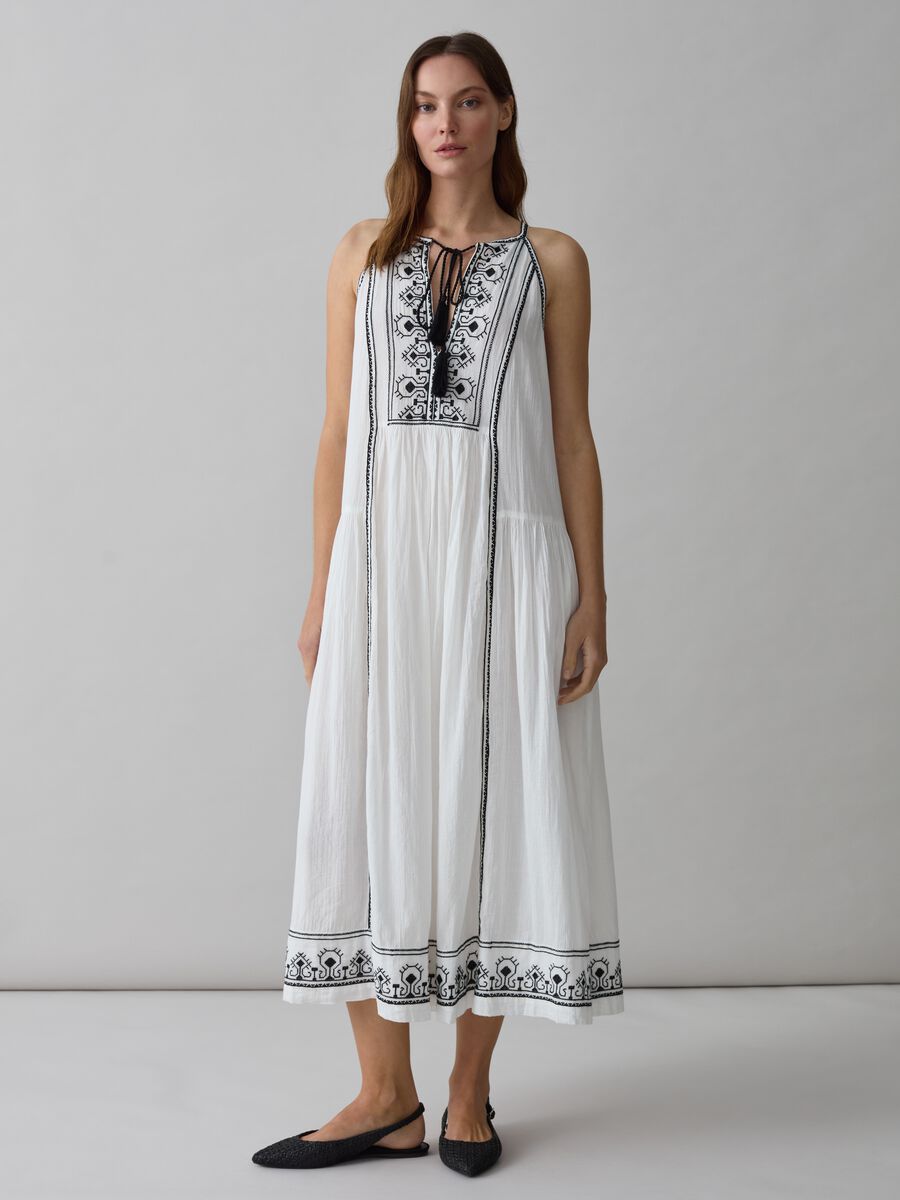 Dress with ethnic embroidery and tassels_1