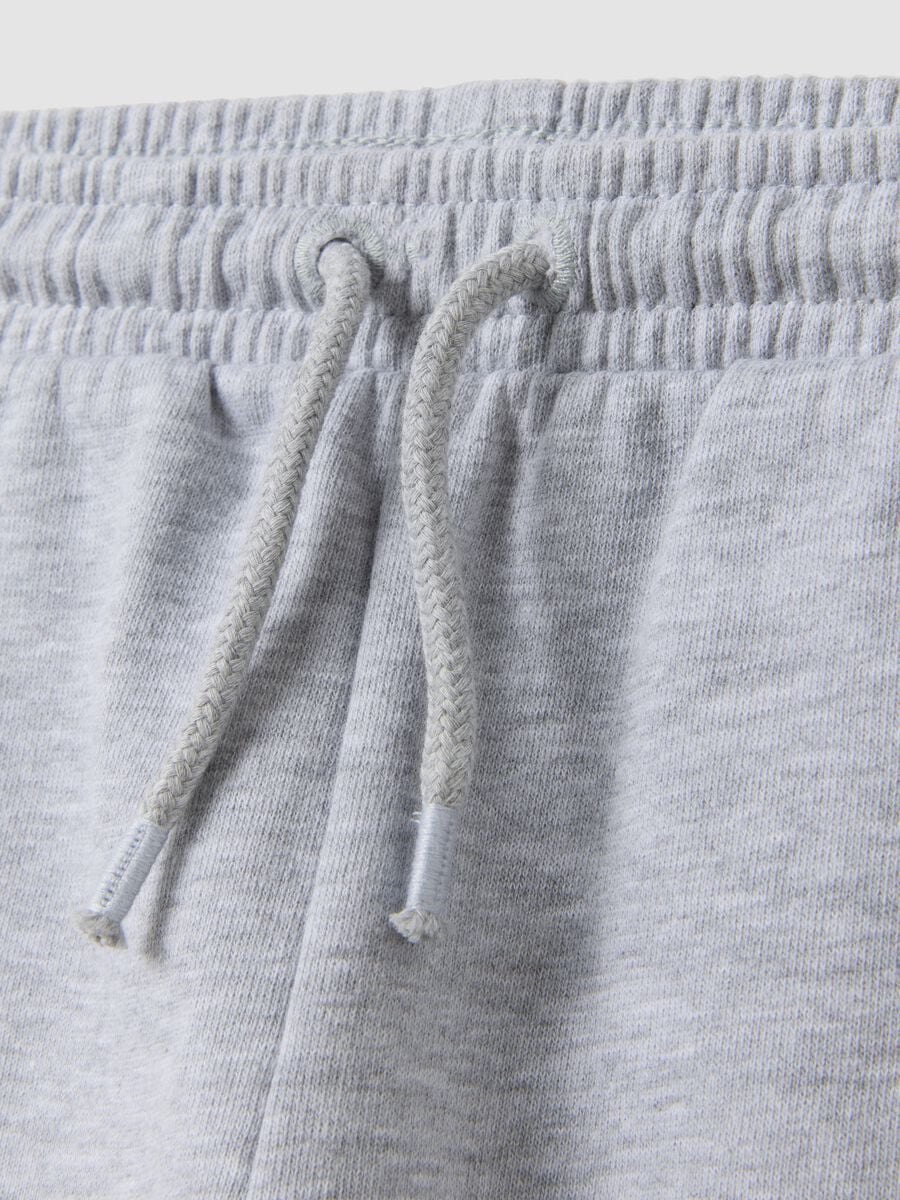 Pantaloni jogger grigi in puro cotone organico con coulisse per bimbo_3