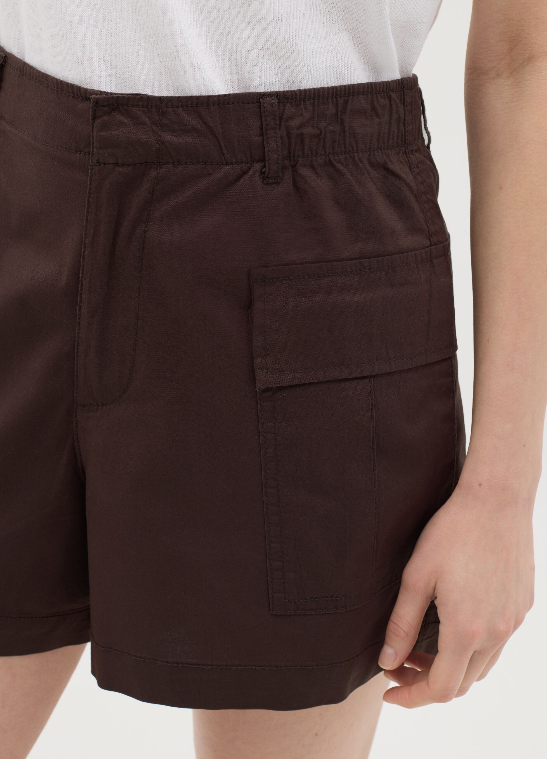 Short da donna in cotone elasticizzato marroni regular fit con tasche applicate