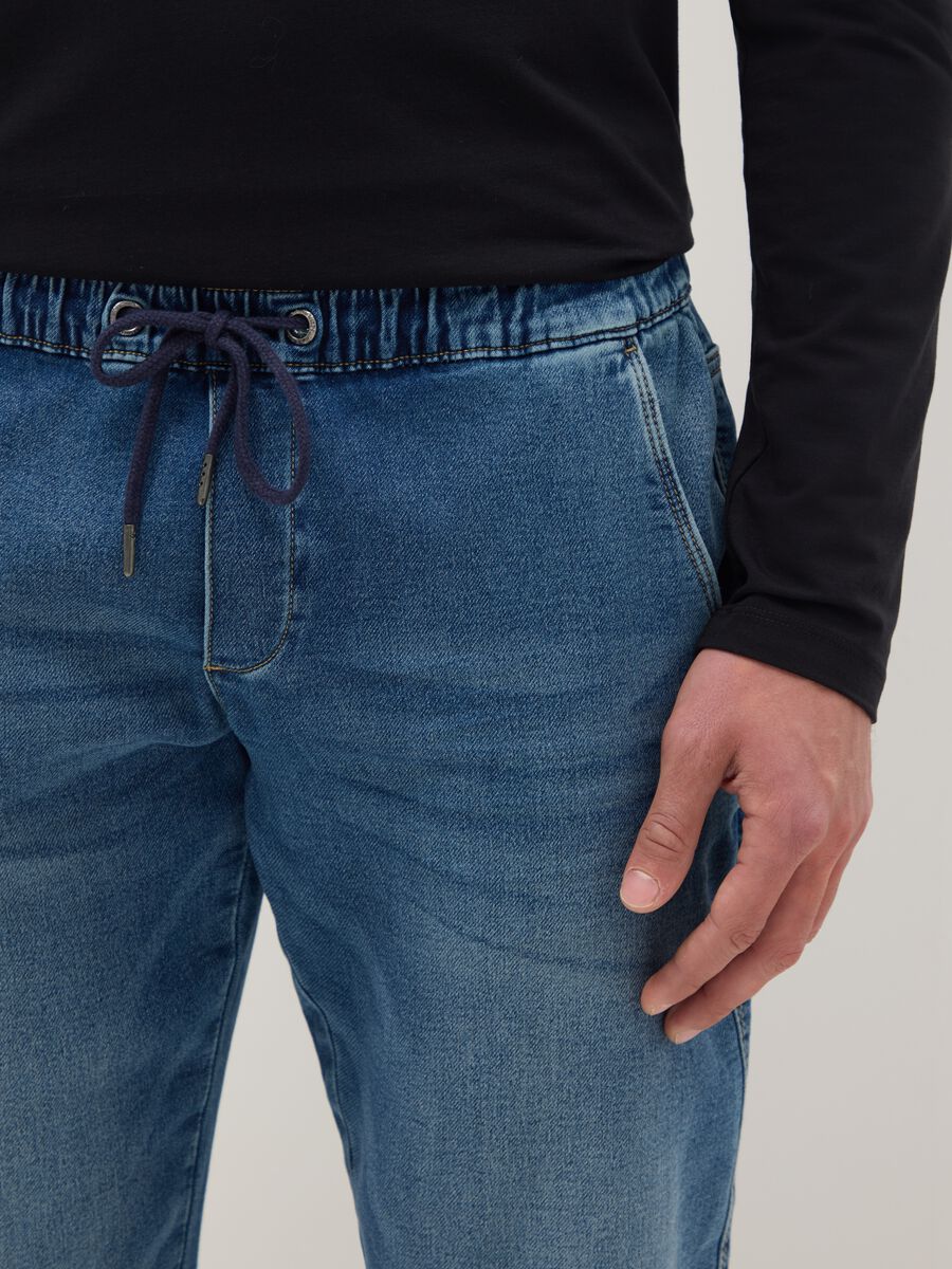 Jeans in denim blu regular fit con elastico_3