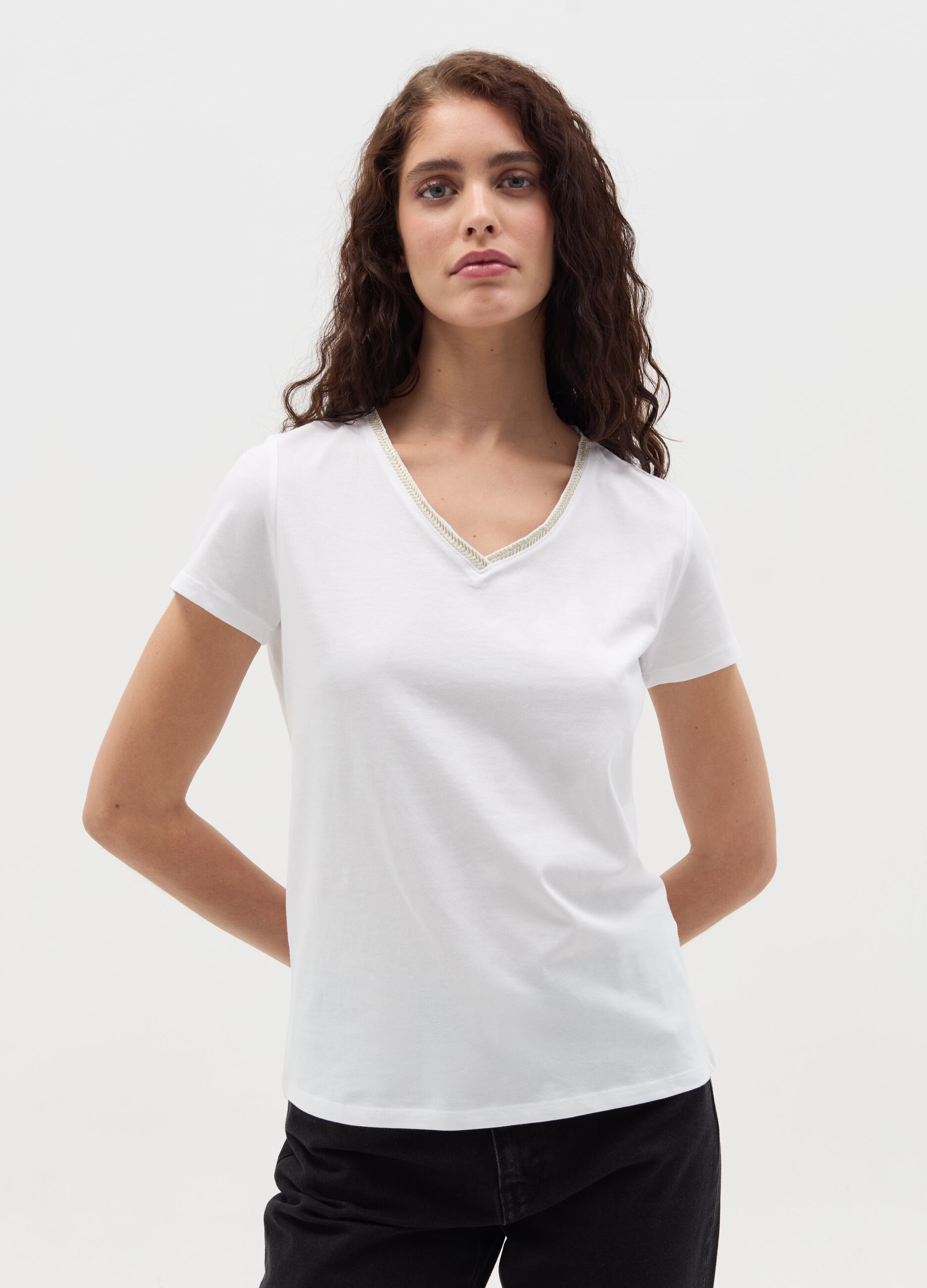 T-shirt with V neck and application