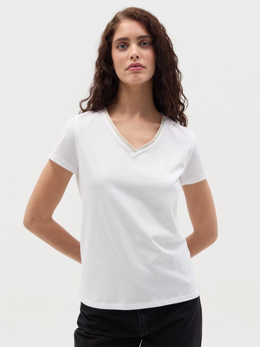 T-shirt with V neck and application_0