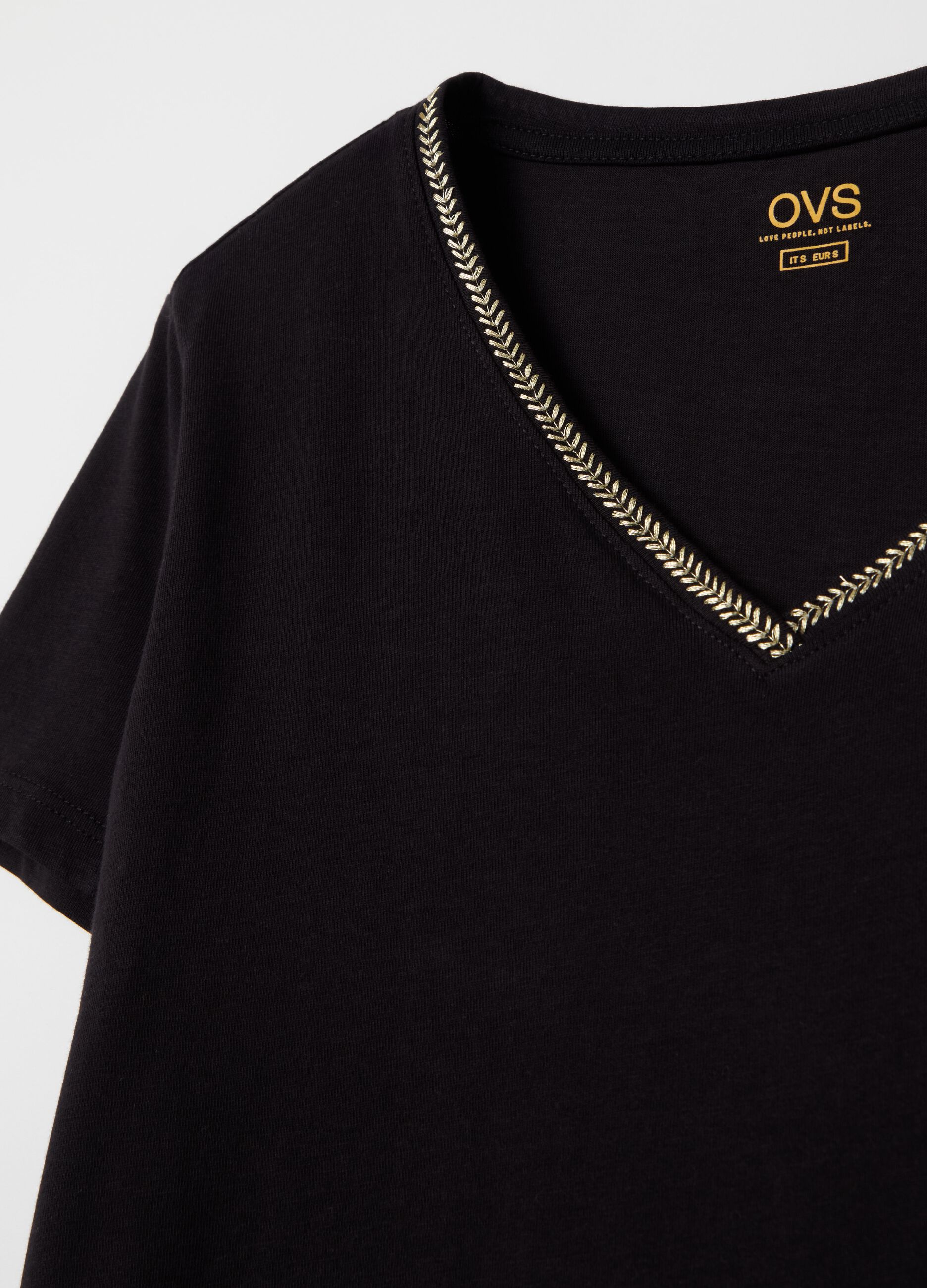 T-shirt with V neck and application