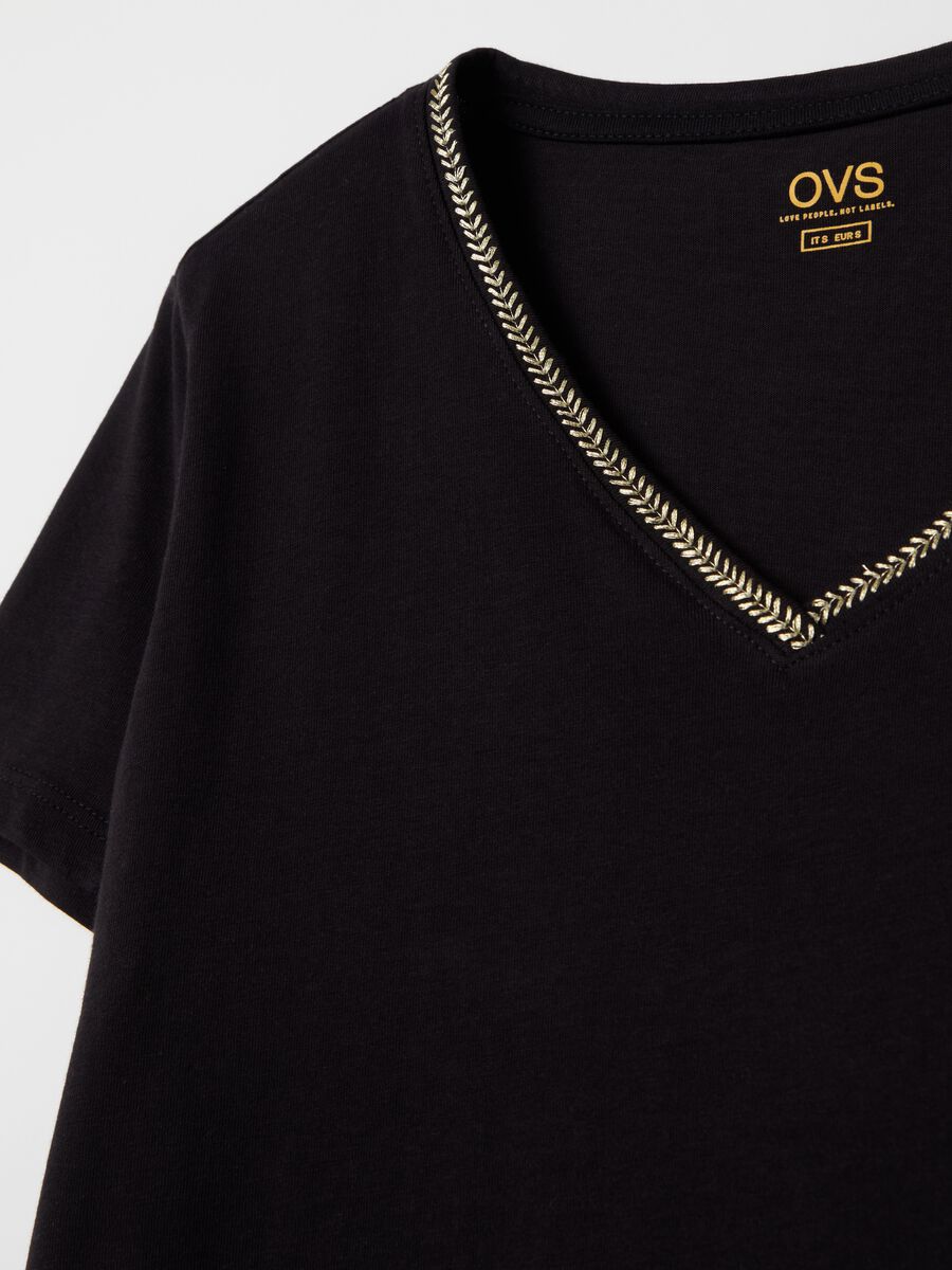 T-shirt with V neck and application_2