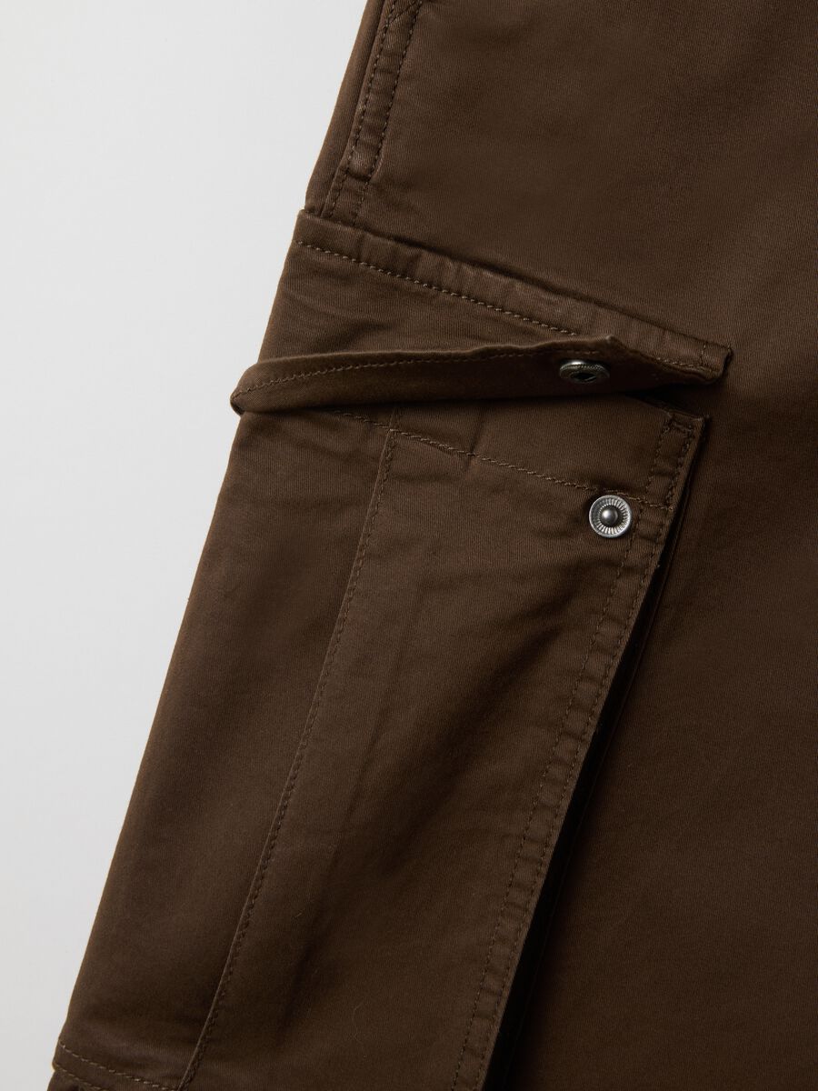 Pantaloncini cargo in cotone elasticizzato marrone regular fit_5