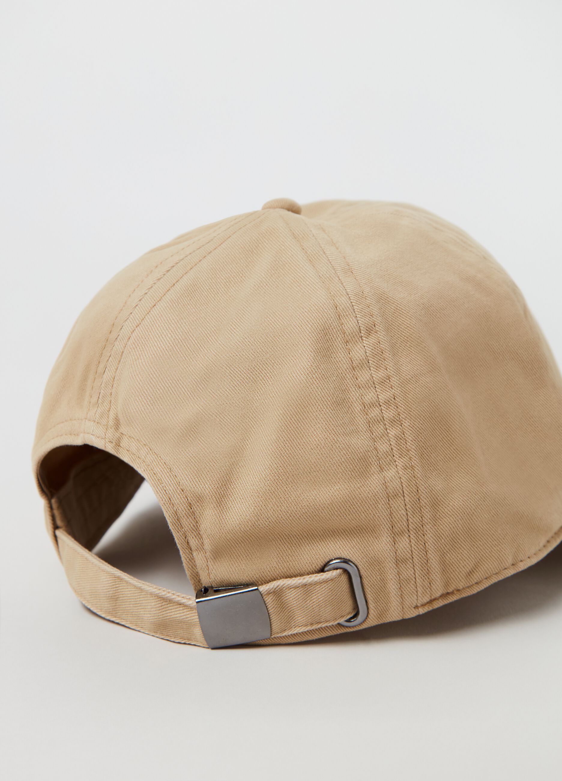 Baseball cap with embroidered logo.