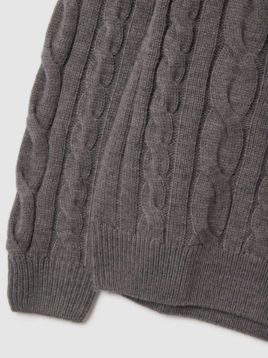 Maglione a girocollo grigio regular fit con lavorazione a trecce_1