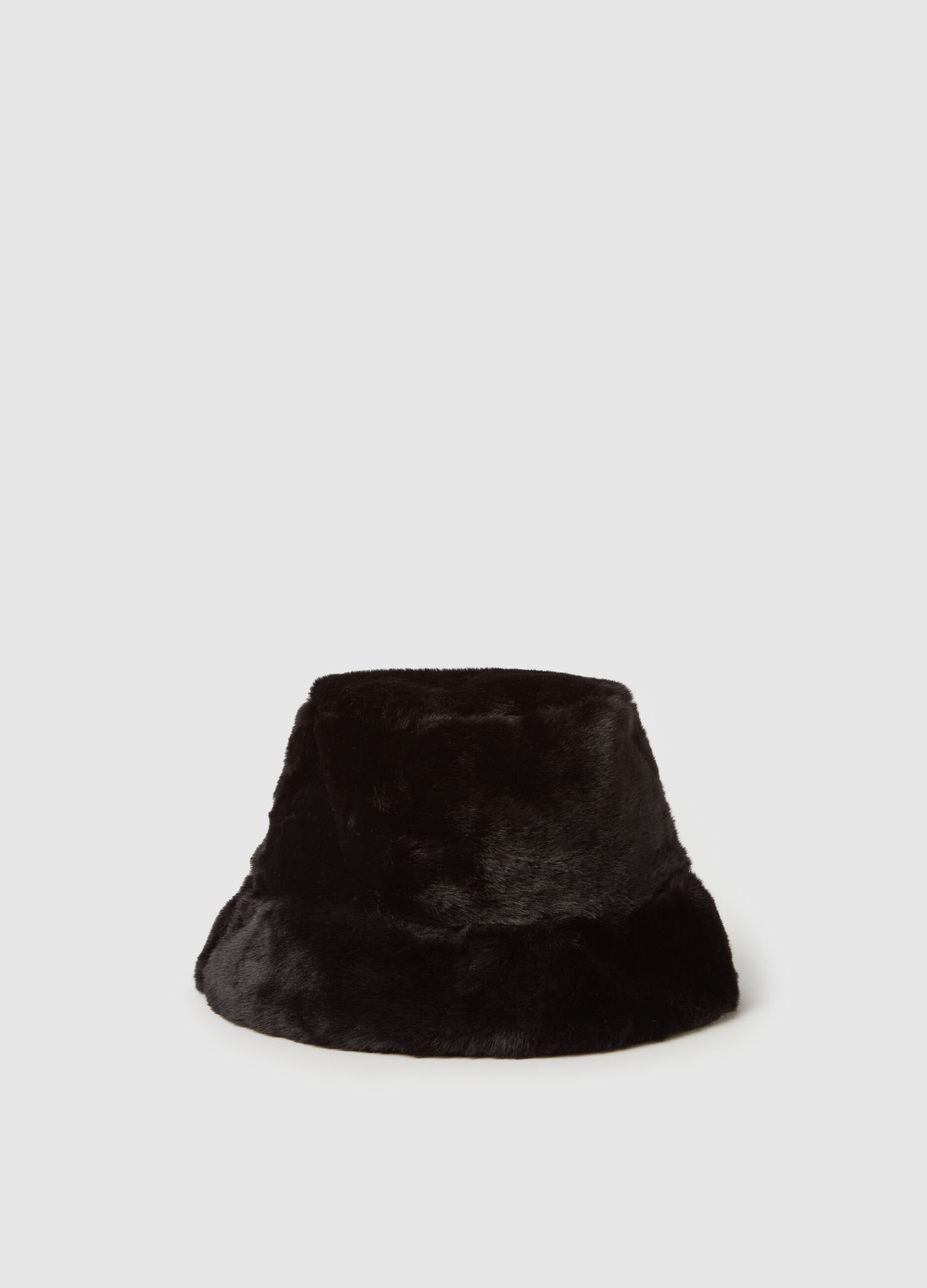 Fishing hat in furry yarn