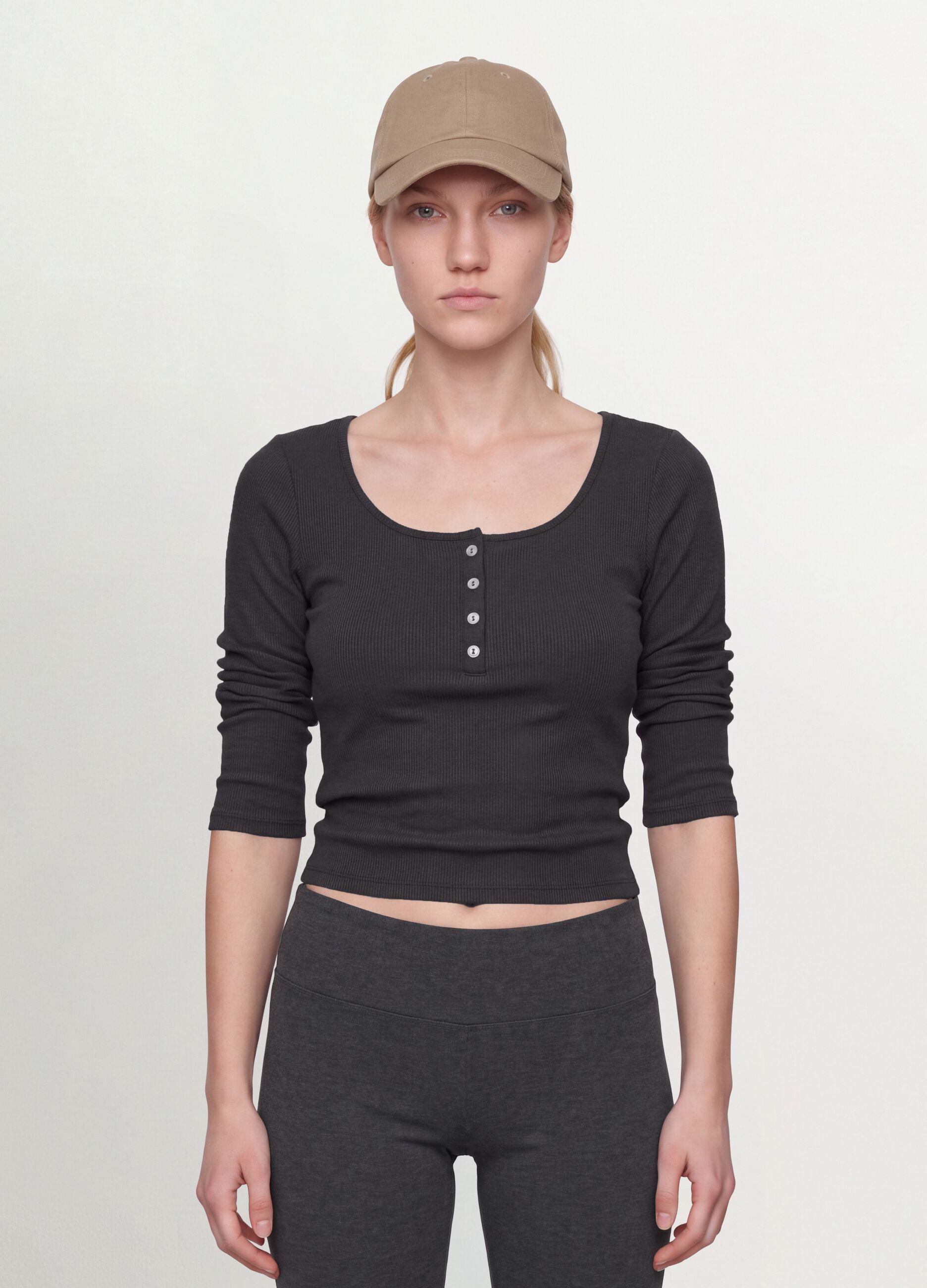 T-shirt nera in viscosa elasticizzata con girocollo