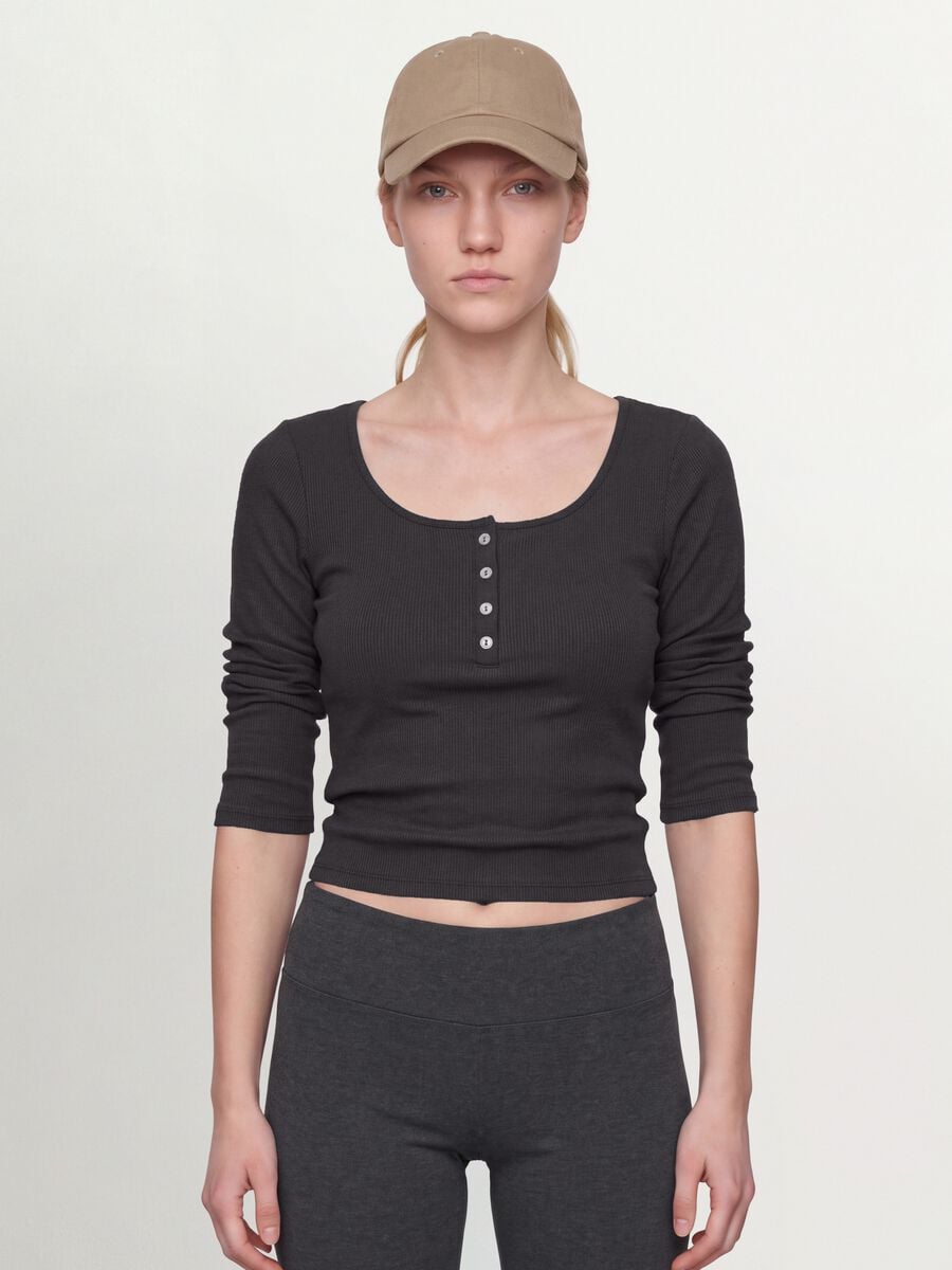 T-shirt nera in viscosa elasticizzata con girocollo_0