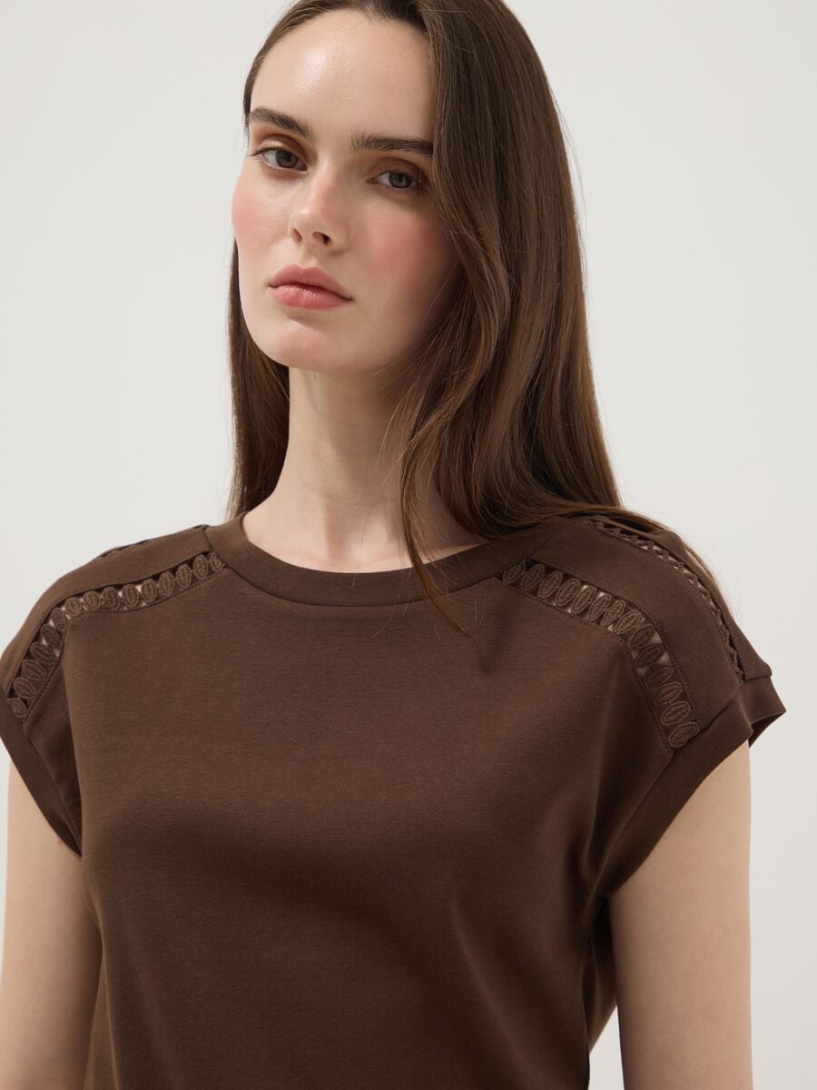 T-shirt marrone in puro cotone con dettagli traforati_0