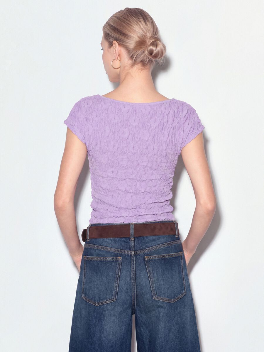 T-shirt viola in tessuto elasticizzato con texture floreale in rilievo_2