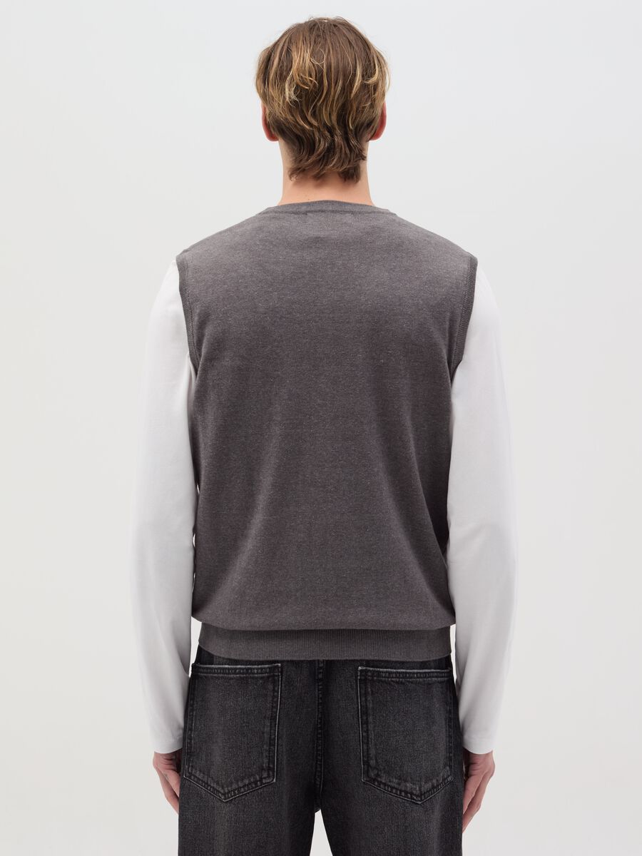 Gilet with V neck and buttons_3