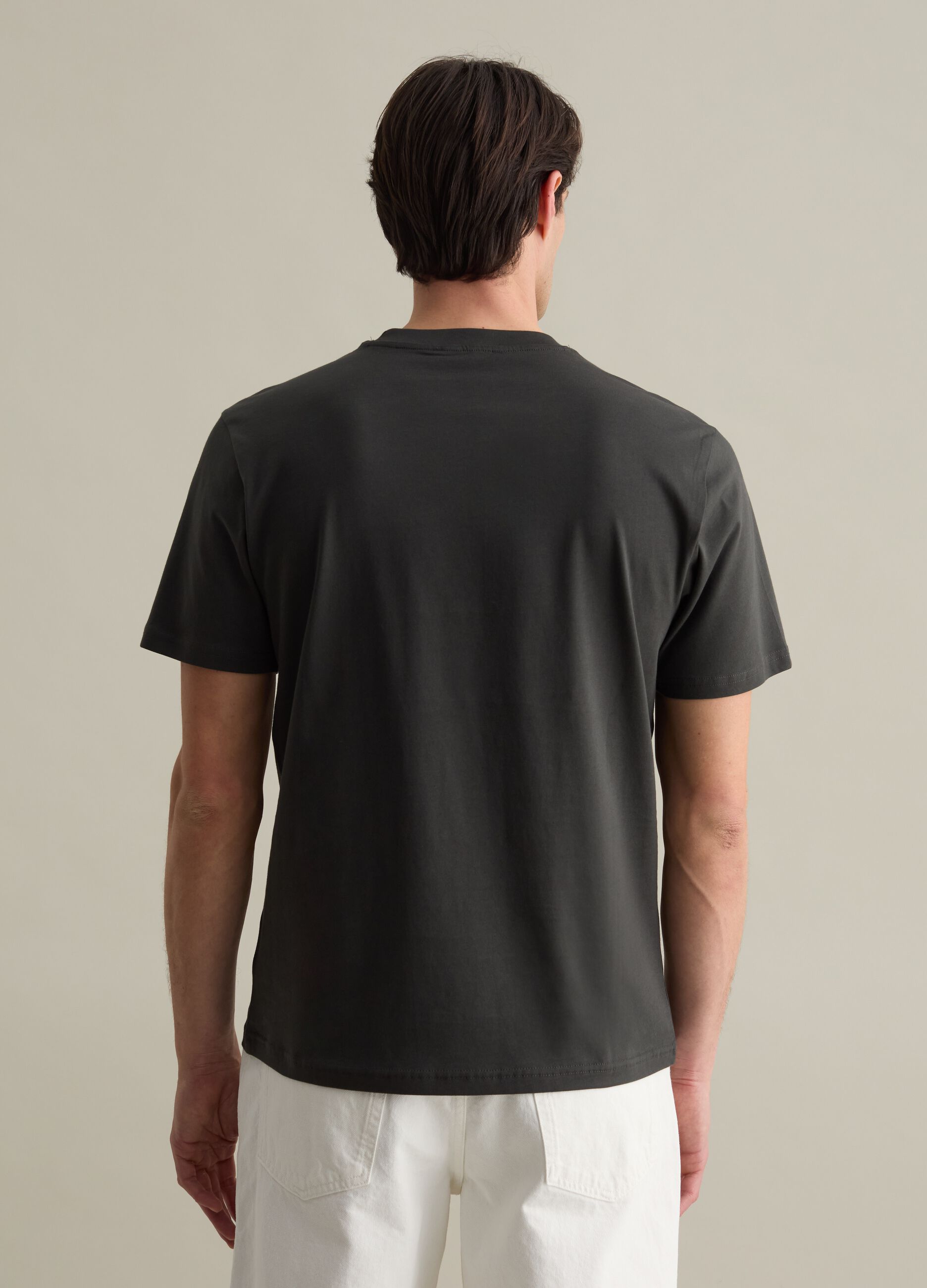 Plain cotton T-shirt with round neck.