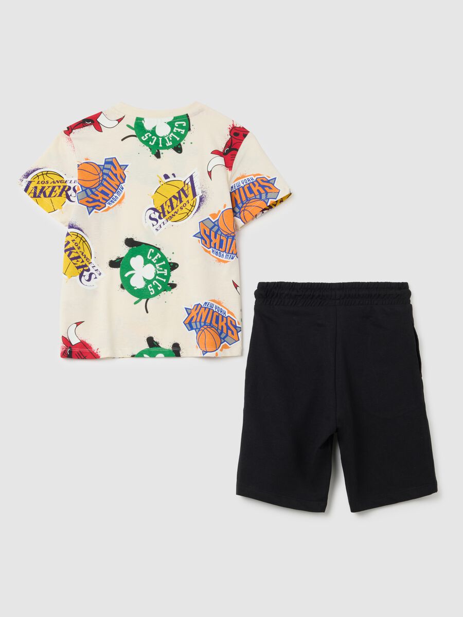 Set of kids' beige pure cotton t-shirt and regular fit shorts with NBA print_1