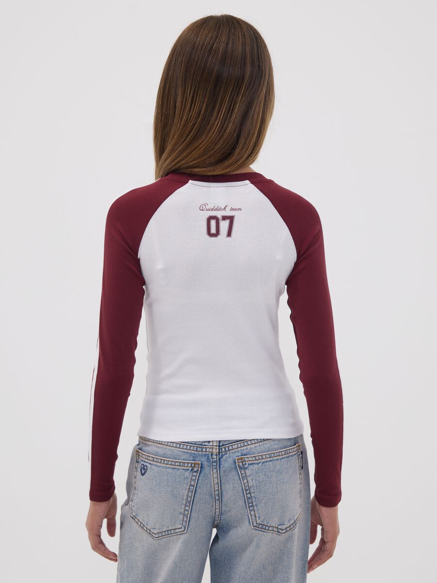 T-shirt bianca in cotone elasticizzato con stemma Hogwarts per ragazza_2