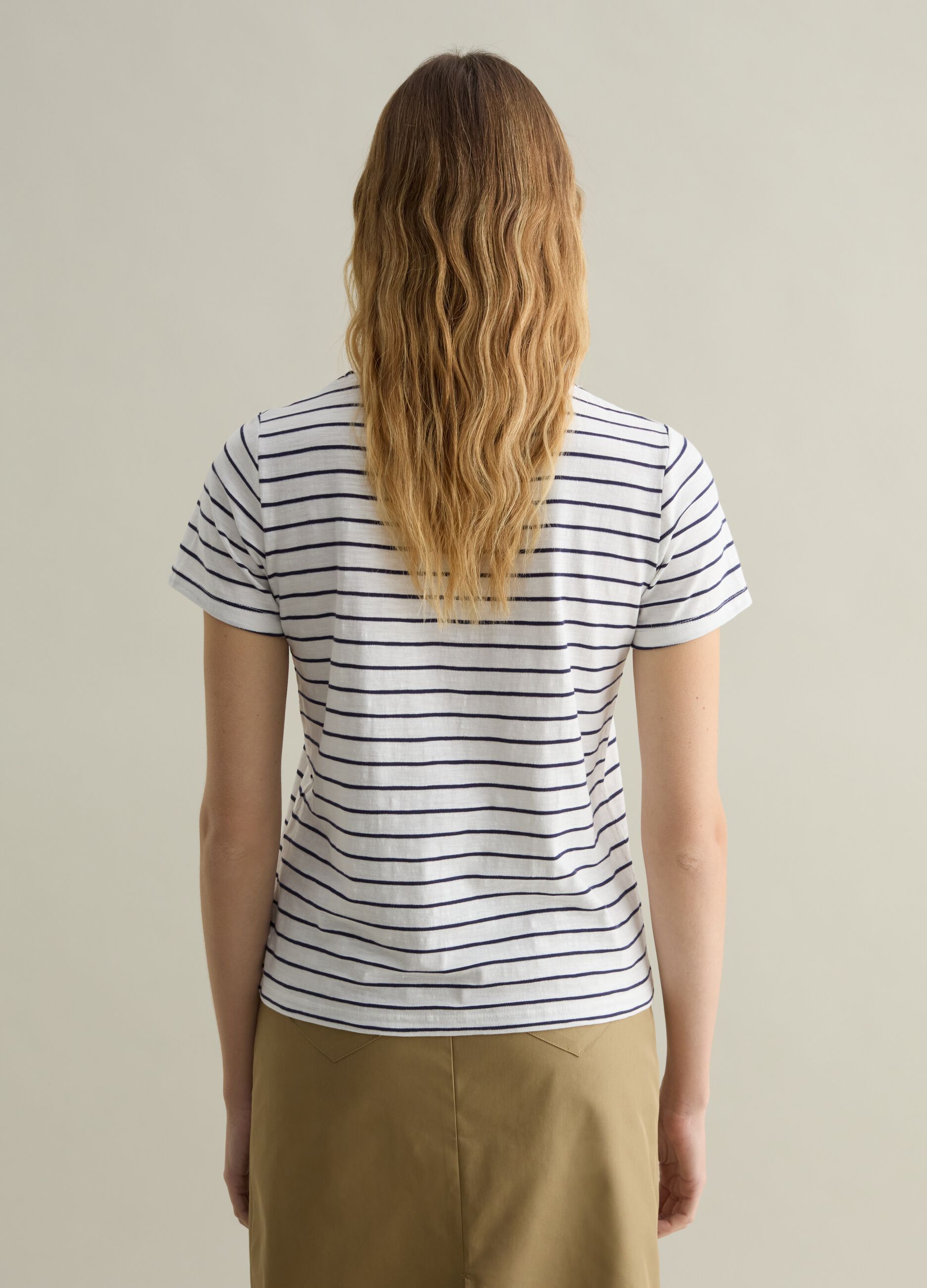 T-shirt with round neck and striped pattern