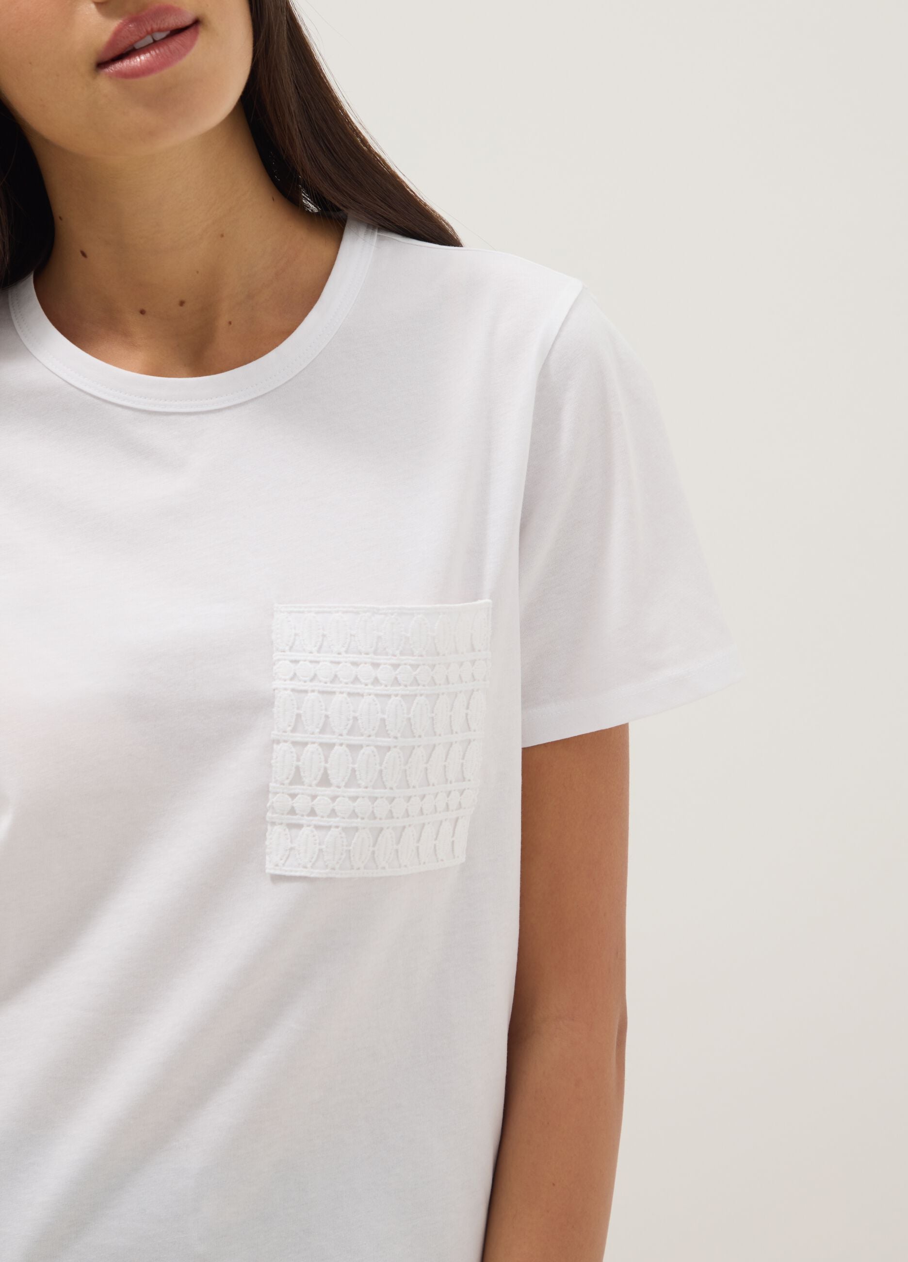 White pure cotton regular-fit T-shirt with embroidered chest pocket