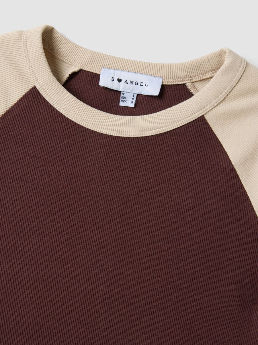 T-shirt marrone in cotone elasticizzato a girocollo con maniche a contrasto_6
