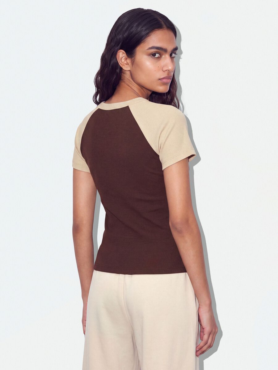 T-shirt marrone in cotone elasticizzato a girocollo con maniche a contrasto_2