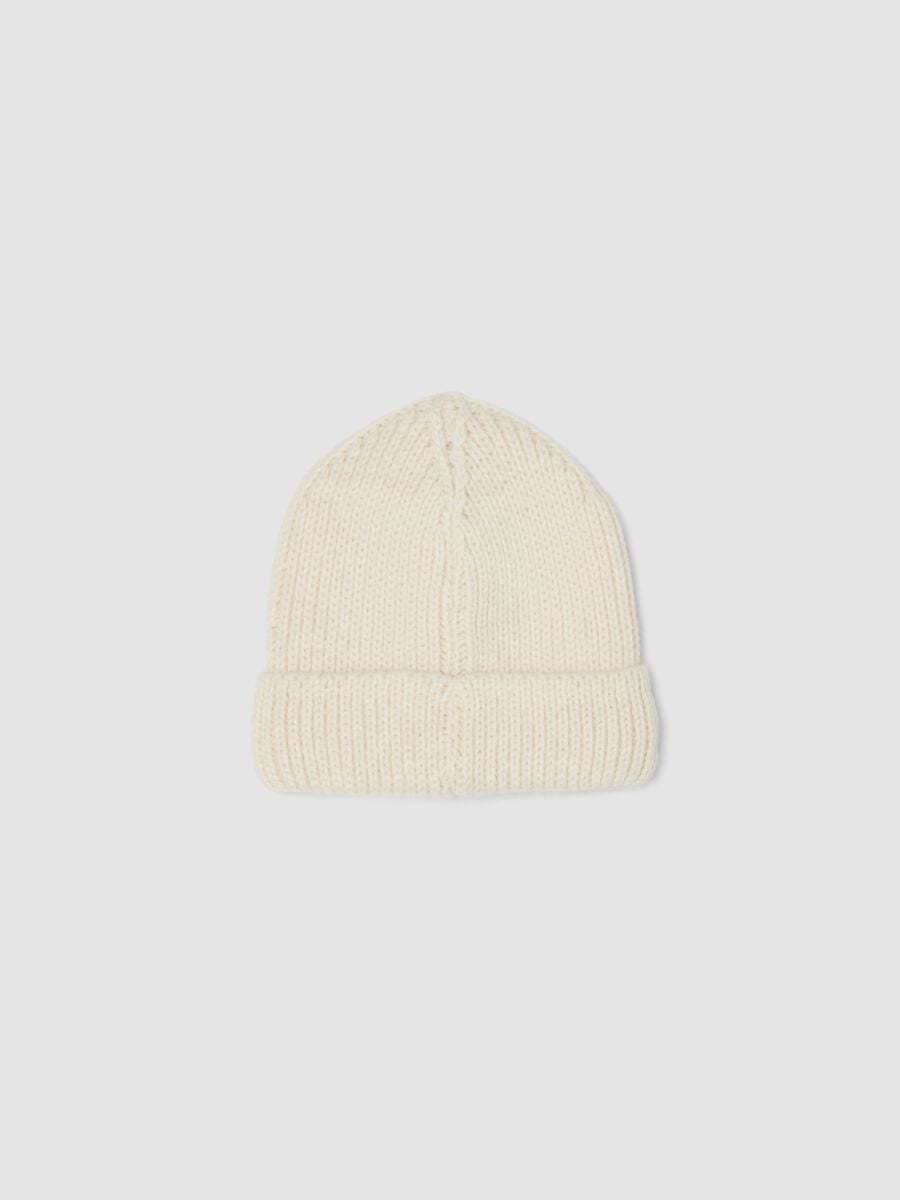 Beige knitted hat with floral embroidery_1