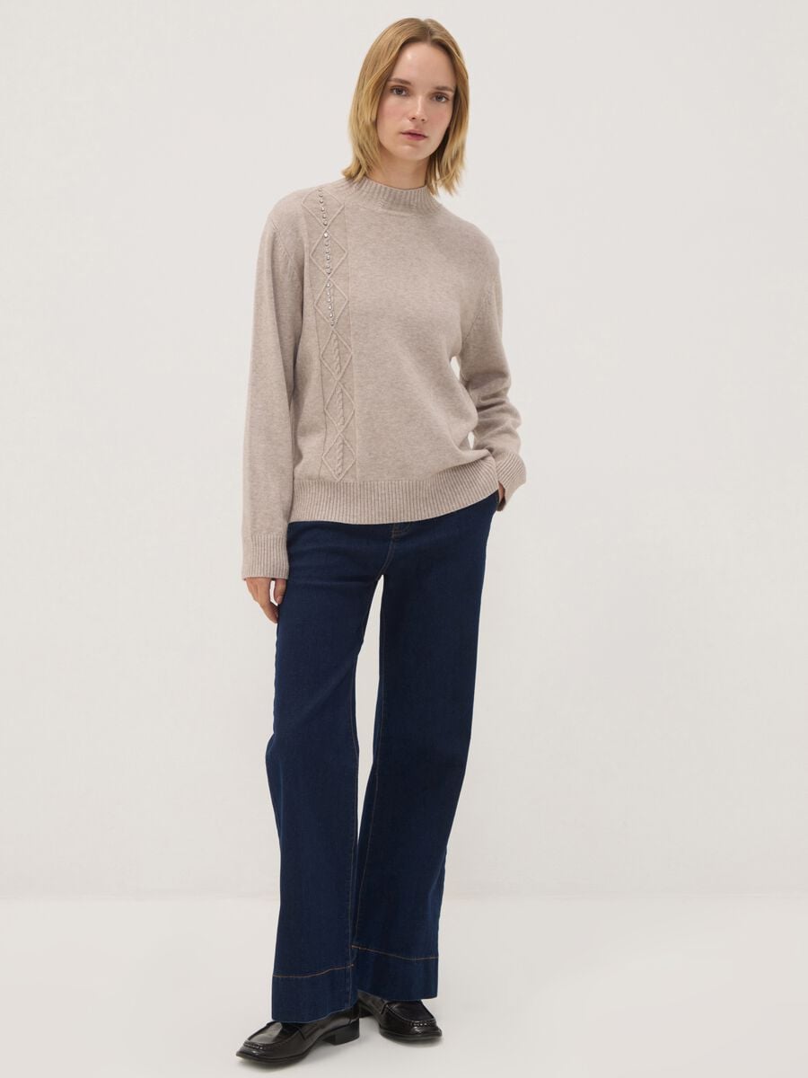 Maglia beige in misto viscosa con collo alto a costine regular fit_2