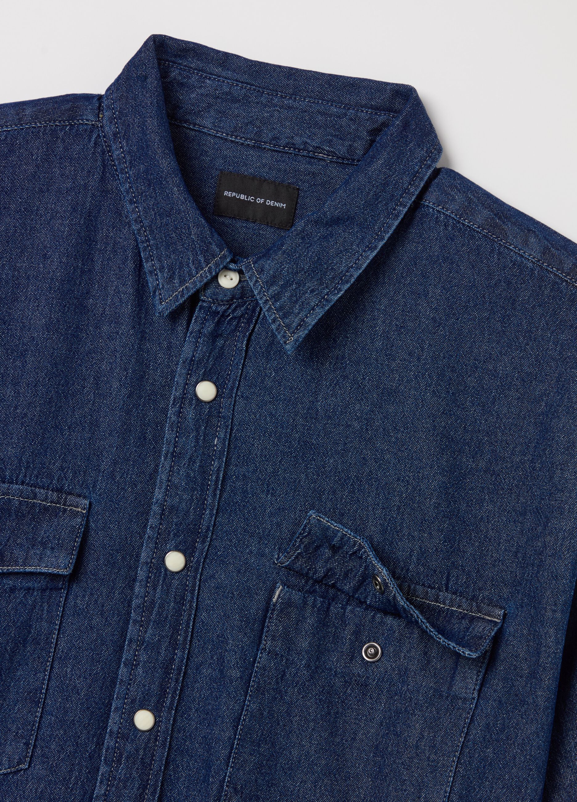 Short-sleeved shirt in denim with pockets
