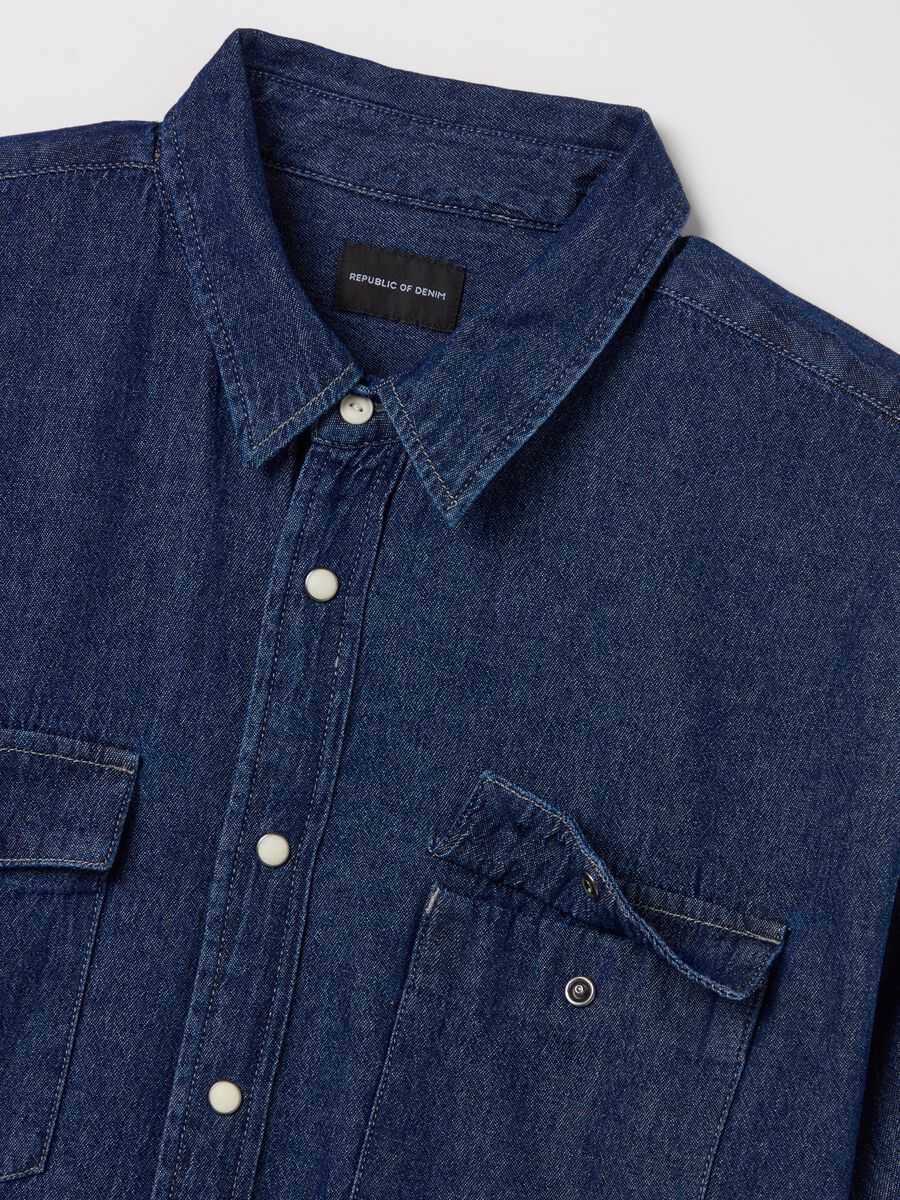 Short-sleeved shirt in denim with pockets_5