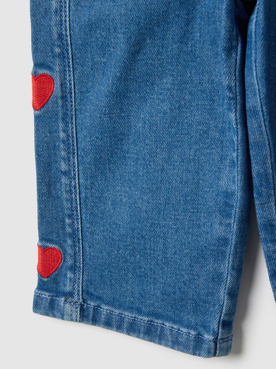 Wide blue denim jeans in cotton blend with embroidered hearts for girls_3