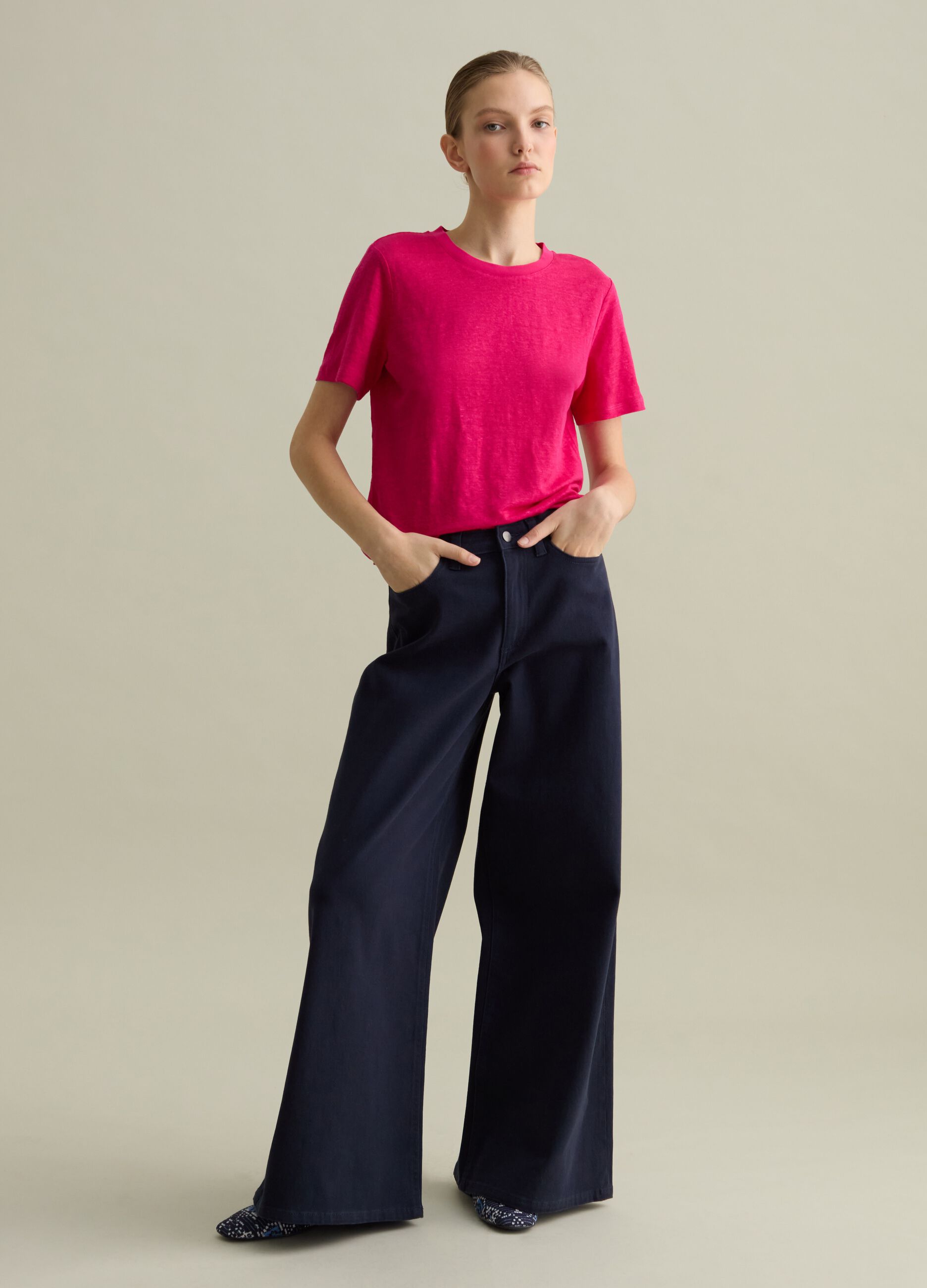 Linen T-shirt with round neck