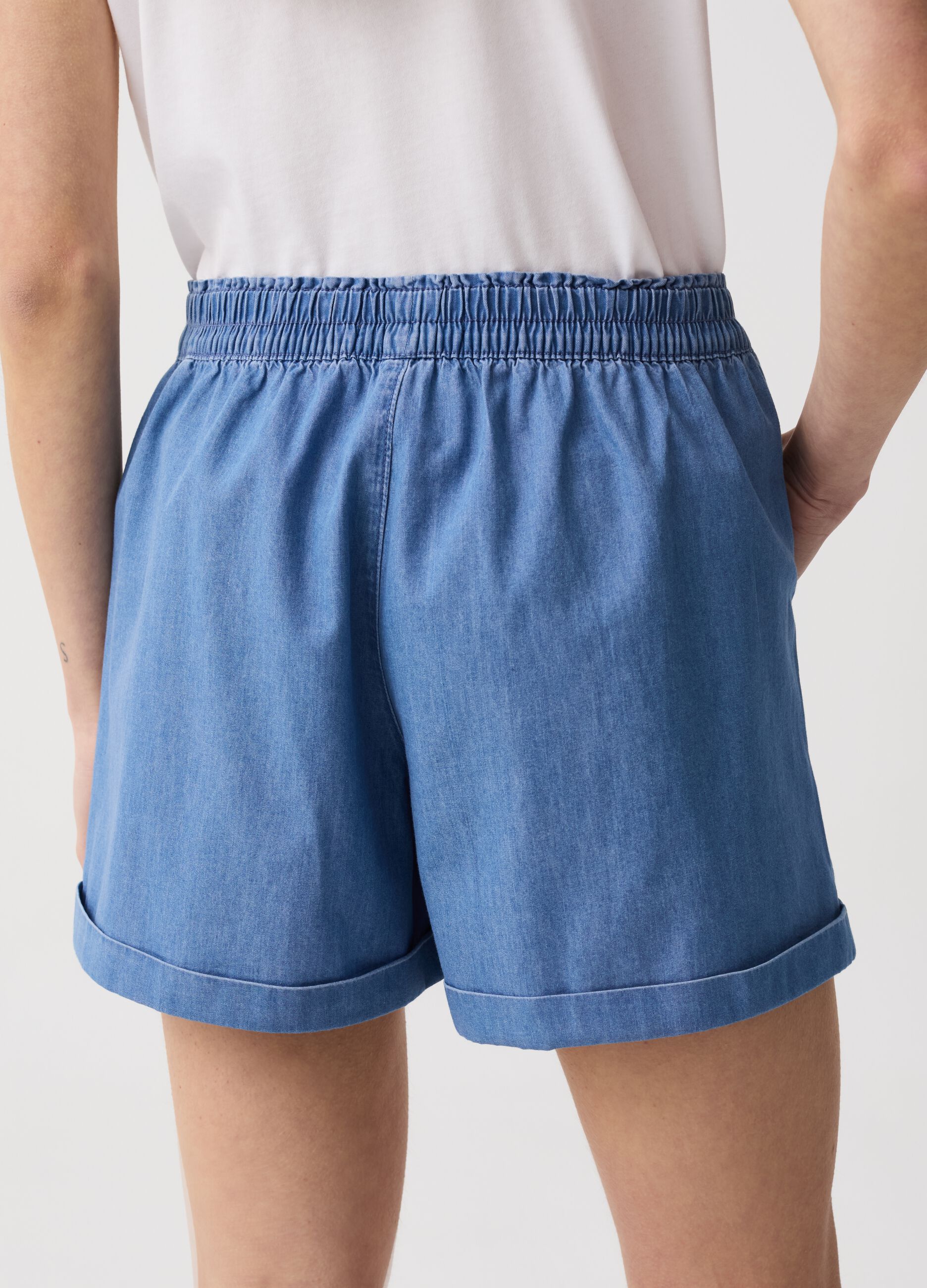 Fluid denim shorts with pockets