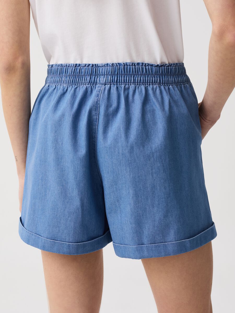 Shorts in denim fluido con tasche_2