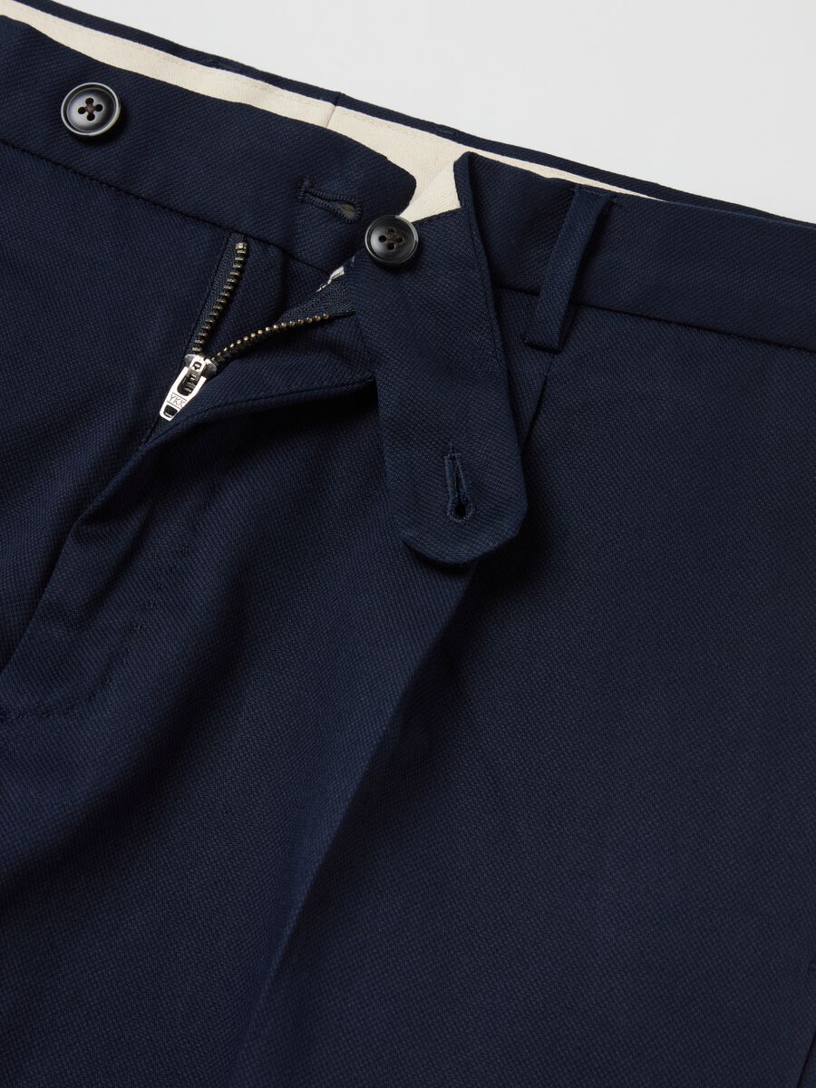 Contemporary chino trousers with darts_5
